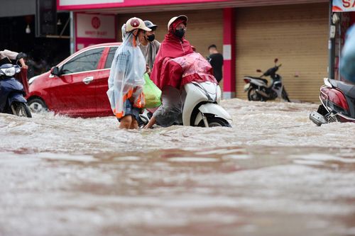Hà Nội ngập lụt khắp nơi, dân chôn chân giữa biển nước cầu cứu người thân