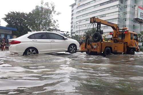 Đường phố Hà Nội ngập trong biển nước, dịch vụ cứu hộ xe 'cháy hàng'