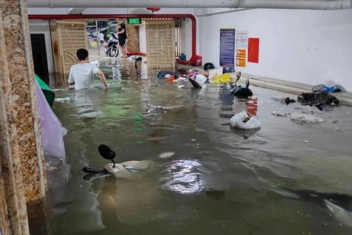 60 xe máy chìm nghỉm trong hầm chung cư mini, dân leo thang thoát hiểm vào nhà