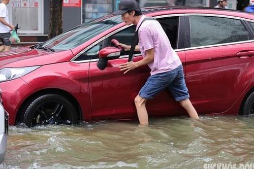 Sau một đêm, nhiều nơi ở Hà Nội vẫn chìm trong biển nước