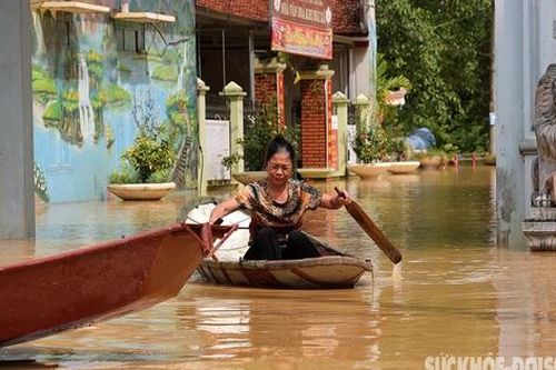 Thôn Bùi Xá ngập trong nước, người dân dùng thuyền di chuyển