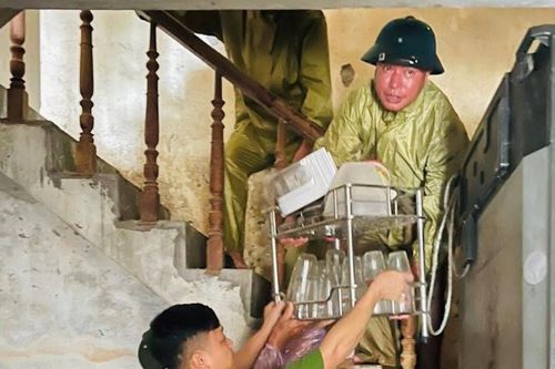 Hà Nội: Lực lượng Công an xã giúp người dân phòng, chống mưa ngập