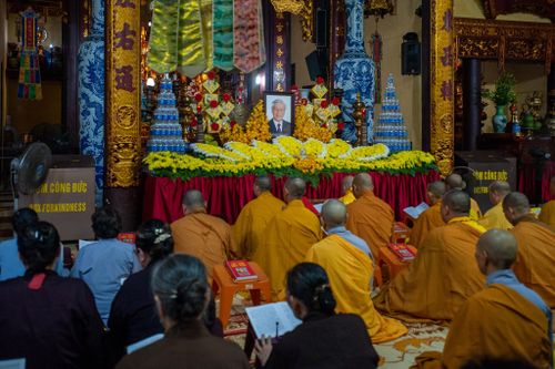 Người Hà Nội đến chùa để tưởng nhớ Tổng Bí thư Nguyễn Phú Trọng
