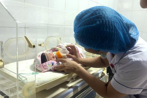 Cứu bé sơ sinh bị bỏ rơi trong túi nylon