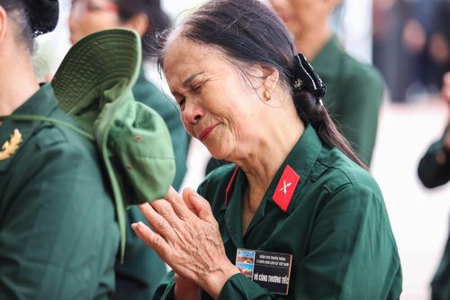Cụ ông, cụ bà 80 tuổi tới Lại Đà viếng TBT Nguyễn Phú Trọng