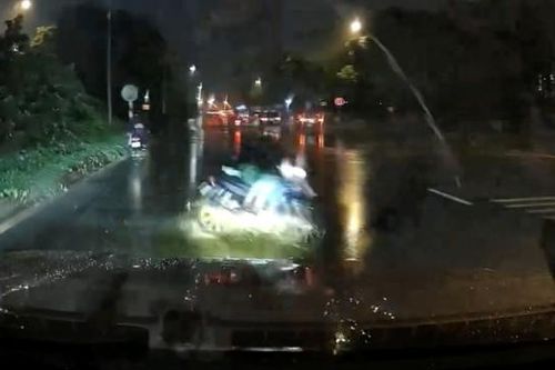 Hà Nội: xe máy đi ngược chiều phóng nhanh, suýt nằm gầm ô tô