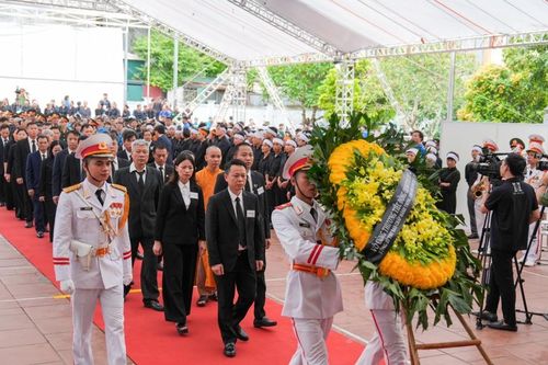 Lãnh đạo TP Hà Nội và người dân viếng Tổng Bí thư Nguyễn Phú Trọng tại quê nhà