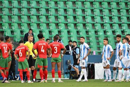 Messi thất vọng 'cạn lời', nói đúng 1 từ sau trận thua đầy tranh cãi của Olympic Argentina