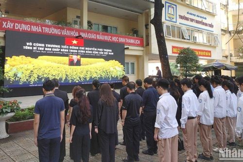 Xúc động Lễ tưởng niệm Tổng Bí thư Nguyễn Phú Trọng tại Trường THPT Nguyễn Gia Thiều