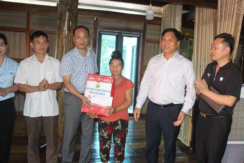 Thăm, tặng quà gia đình chính sách, người có công tại huyện Tuần Giáo