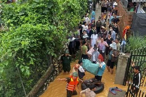 Bộ đội, dân quân Sơn La dầm mình trong lũ cứu dân