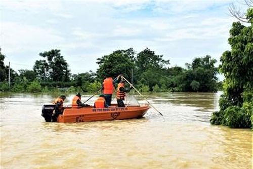 Lực lượng vũ trang Hà Nội đang tổ chức tìm kiếm người bị lũ cuốn trôi