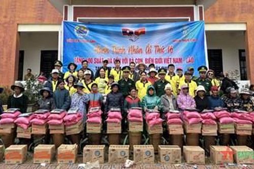 400 suất quà tặng nhân dân các bản biên giới nước bạn Lào và xã Ch' Ơm, huyện Tây Giang