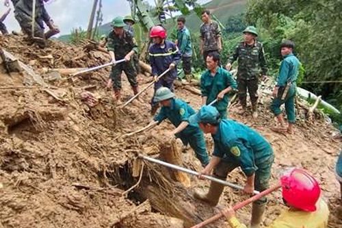 Bộ đội, dân quân Sơn La trắng đêm cùng đồng bào vùng lũ