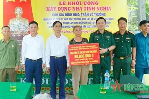 Bộ chỉ huy Quân sự tỉnh Nghệ An trao tặng kinh phí hỗ trợ xây dựng Nhà tình nghĩa tại huyện Thanh Chương