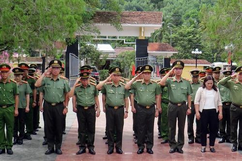 Lãnh đạo Bộ Công an dâng hương, tri ân các Anh hùng liệt sĩ tại Quảng Nam