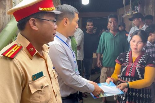 Ban An toàn Giao thông quận Liên Chiểu thăm viếng, hỗ trợ gia đình các nạn nhân huyện Đông Giang tử vong do tai nạn giao thông