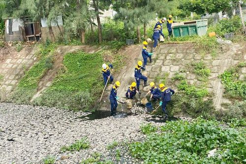 Lấy mẫu nước phân tích, tìm nguyên nhân 10 tấn cá chết ở hồ điều tiết