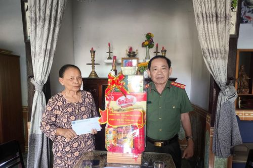 Lãnh đạo Công an TP Đà Nẵng thăm, tặng quà gia đình chính sách