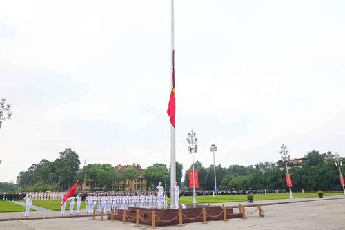 Trang trọng và xúc động cờ rủ ngày Quốc tang