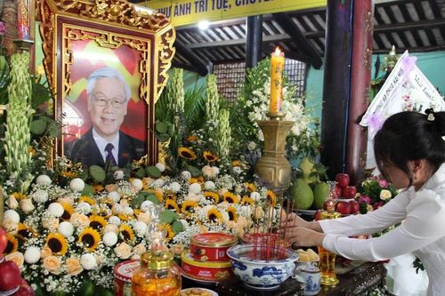 Đồng Tháp: Người dân dâng hương tưởng nhớ Tổng Bí thư Nguyễn Phú Trọng tại chùa Phước Hưng