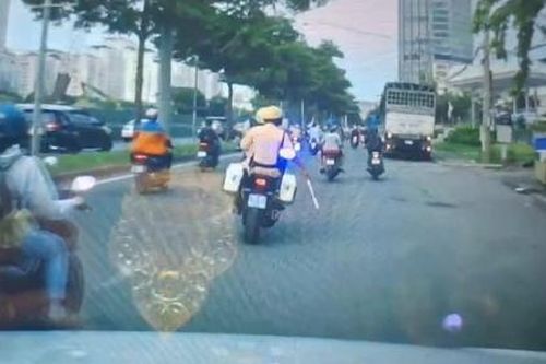 CSGT TPHCM mở đường cho xe chở sản phụ kịp thời tới bệnh viện