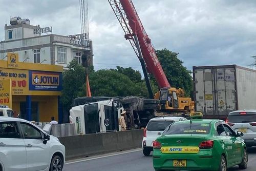 Xe tải lật nghiêng trên Quốc lộ 1A, giao thông qua cầu Gianh lại ùn tắc