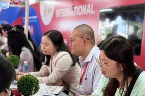 Tuyển sinh đại học 2024: Hút thí sinh bằng điểm sàn và học bổng