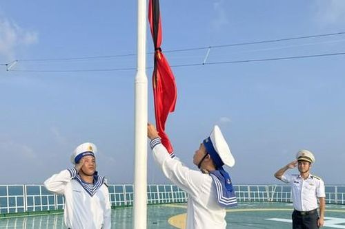 Bộ đội Hải quân treo cờ rủ tưởng nhớ Tổng Bí thư Nguyễn Phú Trọng tại Trường Sa và Nhà giàn DK1