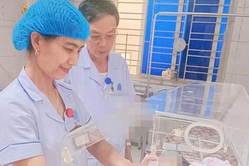 Phát hiện bé sơ sinh bị bỏ rơi trong bao tải ở ngoài bờ ruộng