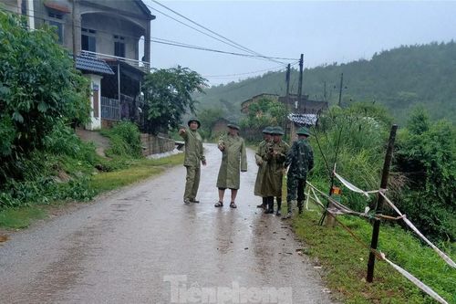 Khẩn trương sơ tán dân ra khỏi vùng nguy hiểm sạt lở đất ở Lạng Sơn