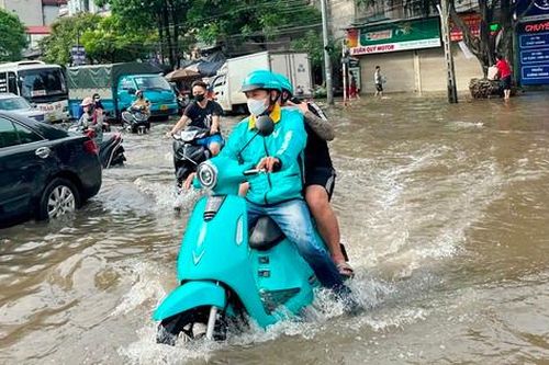 Ngập nặng tại các tuyến phố phía Tây, Hà Nội mở xả đập Thanh Liệt