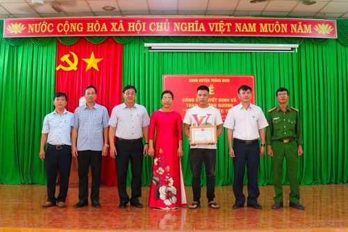 Chủ quán ăn được khen thưởng vì trả lại 80 triệu đồng cho khách