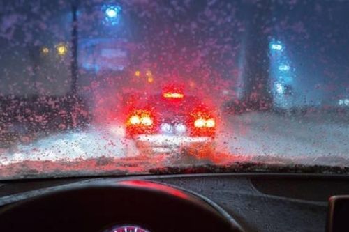 Việc đơn giản nhưng vô cùng quan trọng khi lái xe dưới trời mưa trong đêm tối