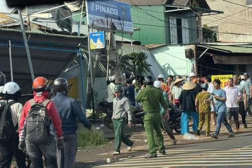 Xe đầu kéo tông vào 4 nhà dân, 3 người tử vong ở Đắk Nông