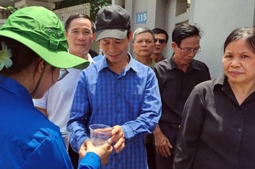 Quê nhà Đông Hội đón tiếp chu đáo người dân đến viếng Tổng Bí thư Nguyễn Phú Trọng