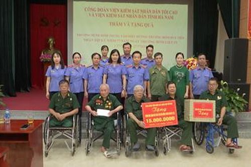 Công đoàn VKSND tối cao thăm và tặng quà thương, bệnh binh tại Hà Nam