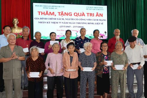Trao nhà tình nghĩa và tặng quà thân nhân liệt sĩ tại huyện Quỳnh Lưu