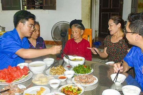 Ấm áp những bữa cơm nghĩa tình bên Mẹ Việt Nam Anh hùng