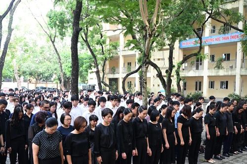 Thầy, trò Trường Nguyễn Gia Thiều xúc động viếng Tổng Bí thư Nguyễn Phú Trọng