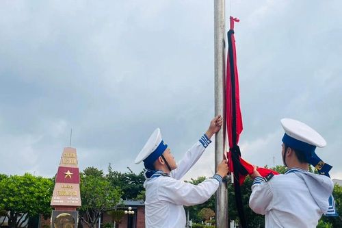 Cán bộ chiến sỹ từ đảo xa treo cờ rủ tưởng nhớ Tổng Bí thư Nguyễn Phú Trọng