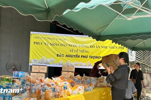 Người dân phục vụ chu đáo các đoàn đến viếng Tổng Bí thư tại quê hương Lại Đà