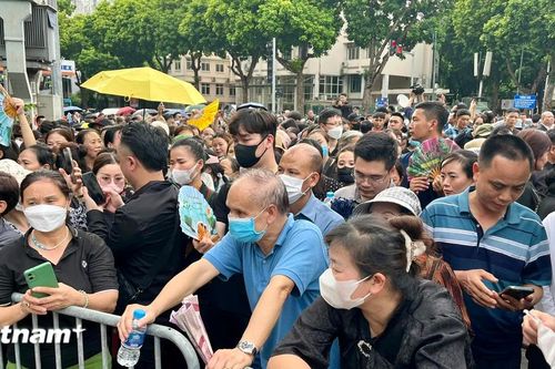 Rất đông người dân xếp hàng chờ vào viếng Tổng Bí thư Nguyễn Phú Trọng