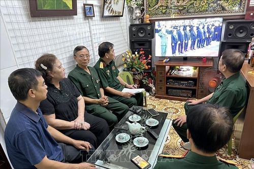 Cán bộ, đảng viên và nhân dân Thủ đô tiếc thương theo dõi Lễ Quốc tang Tổng Bí thư