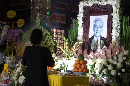 TP Hồ Chí Minh: Người dân đến các chùa viếng Tổng Bí thư Nguyễn Phú Trọng