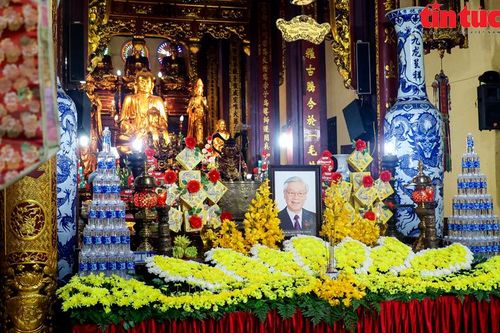 Người dân và phật tử đến chùa Quán Sứ tưởng niệm Tổng Bí thư Nguyễn Phú Trọng