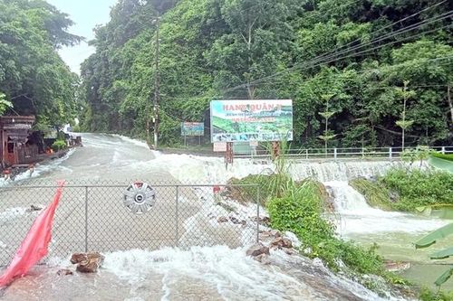 Hải Phòng: Nhiều tuyến đường trên đảo Cát Bà ngập lụt do mưa lớn