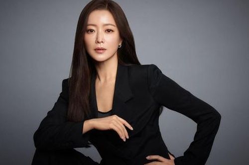 Nhan sắc tuổi 15 của con gái Kim Hee Sun gây bất ngờ