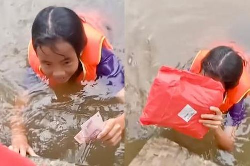 Nghe điện thoại của anh shipper, bé gái liền bơi qua sông nhận hàng khiến dân tình bất ngờ
