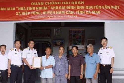 Vùng 5 Hải quân: Trao tặng Nhà tình nghĩa cho thân nhân liệt sĩ